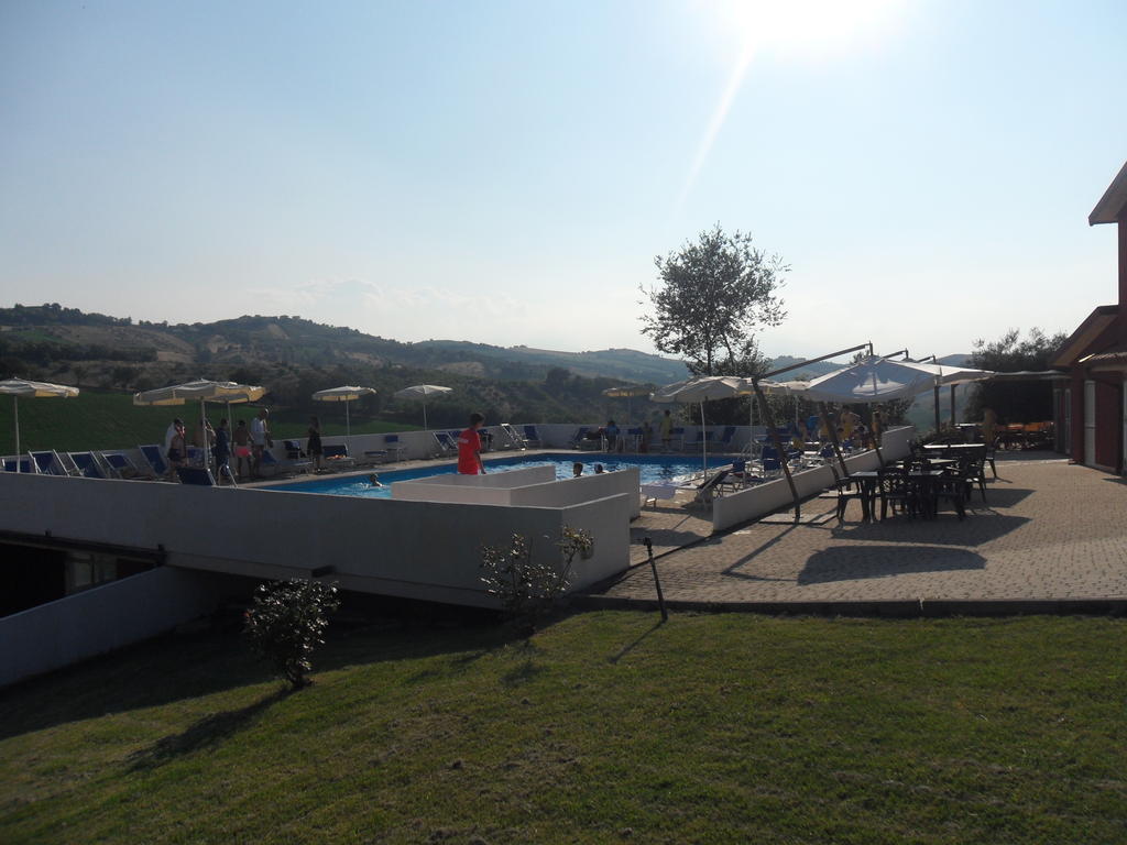 Fattoria Cerreto Hotell Mosciano SantʼAngelo Exteriör bild